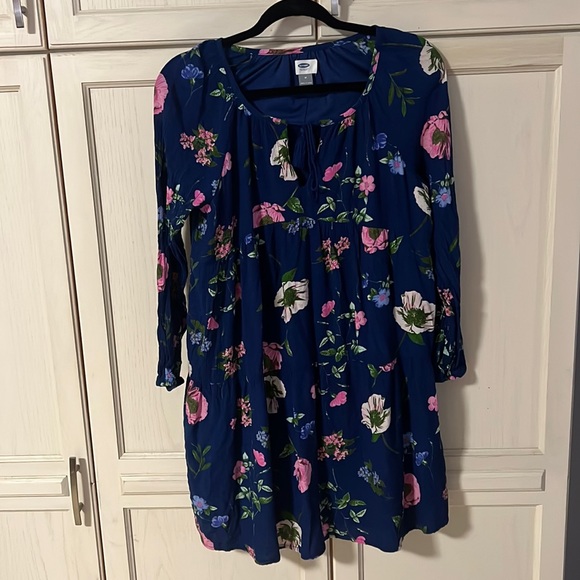 Old Navy Dresses & Skirts - A floral Old navy dress in medium